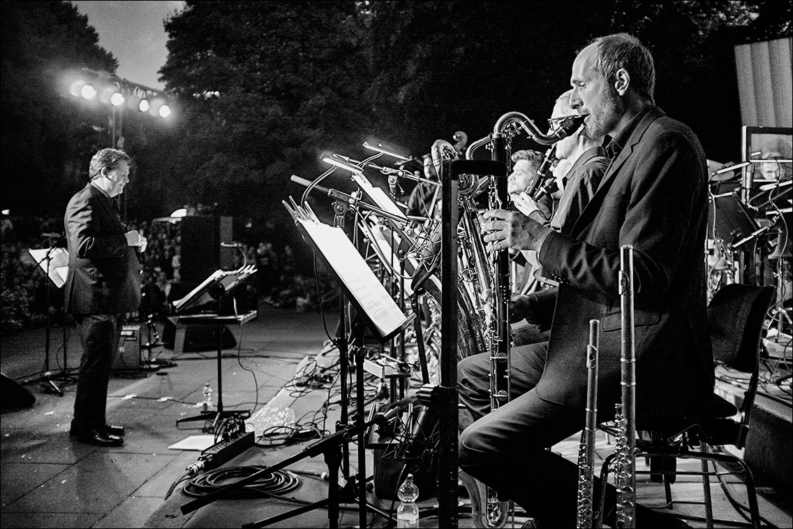 NDR Bigband feat. Django Deluxe beim Jazz Open Hamburg am 2. September 2017 in Planten un Blomen · www.butschinsky.de