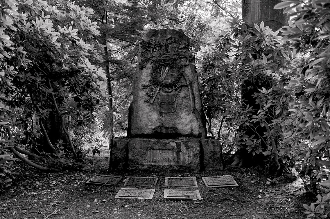 Grabmal Nitzsche (1910)  · Friedhof Ohlsdorf · Bildhauer: Xaver Arnold · Foto: Michael Wassenberg