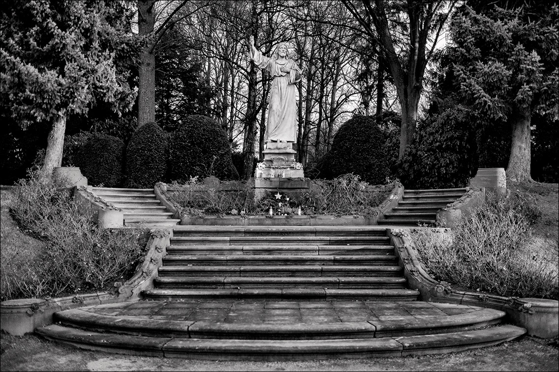 Die Christusstatue auf dem Althamburgischen Gedächtnisfriedhof (1904) · Friedhof Ohlsdorf · Bildhauer: Xaver Arnold · Foto: Michael Wassenberg