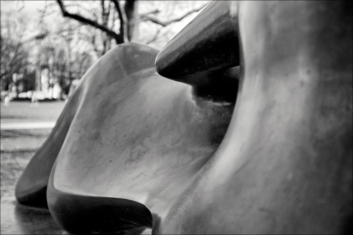 2012 0325AT in Henry Moore: Liegende (1979)
