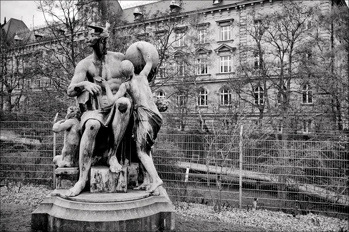 Kaiser-Wilhelm-Denkmal und vier allegorische Begleitfiguren am Sievekingplatz · Allegorie des Post- und Fernmeldewesens
