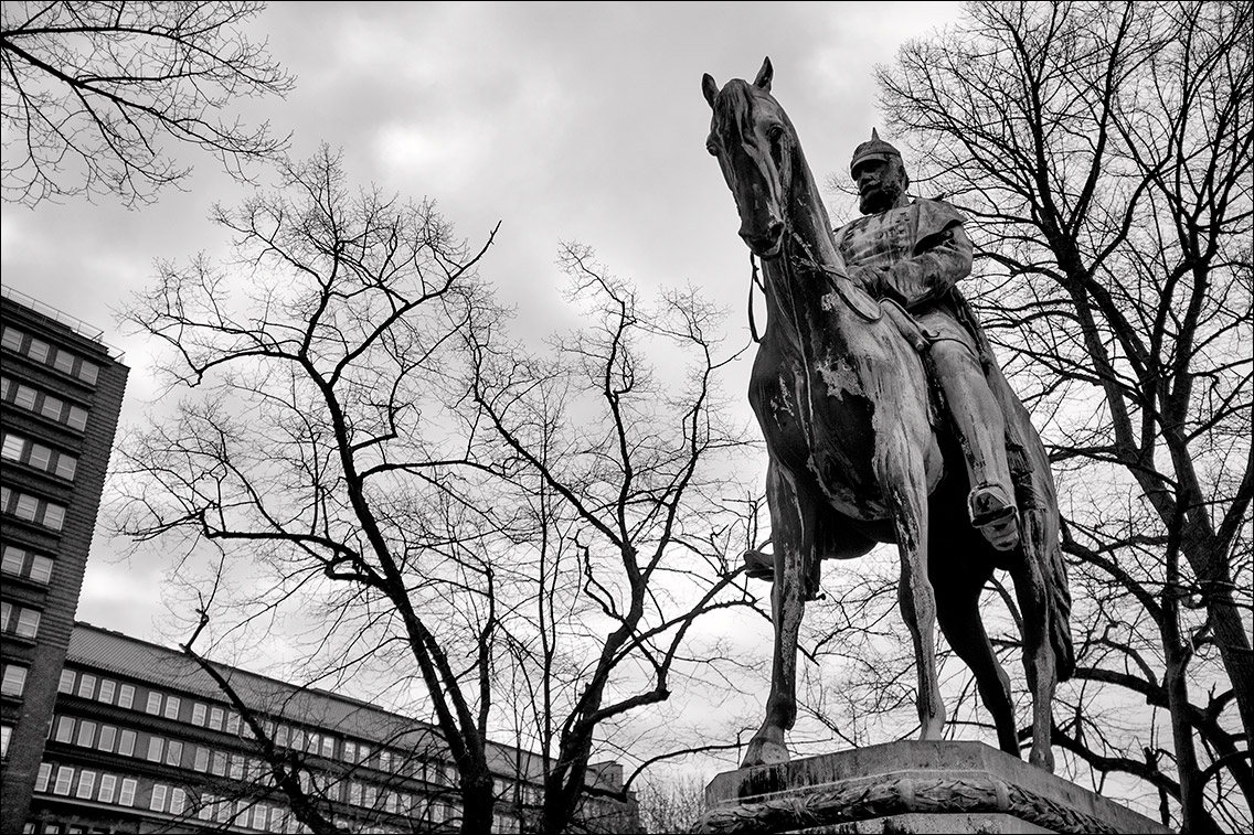 Kaiser-Wilhelm-Denkmal und vier allegorische Begleitfiguren am Sievekingplatz