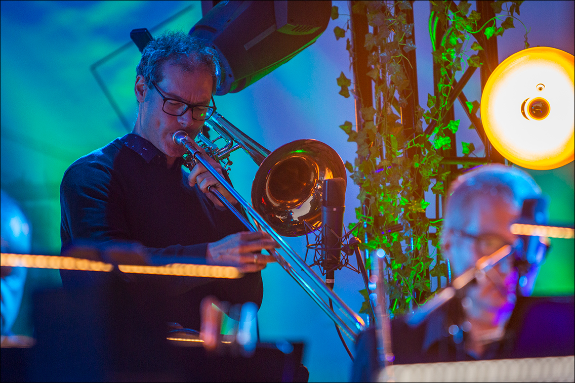 NDR Bigband feat. Omar Sosa beim Jazz Open Hamburg 2022 im Musikpavillon in Planten un Blomen am Sonntag, dem 4. September 2022