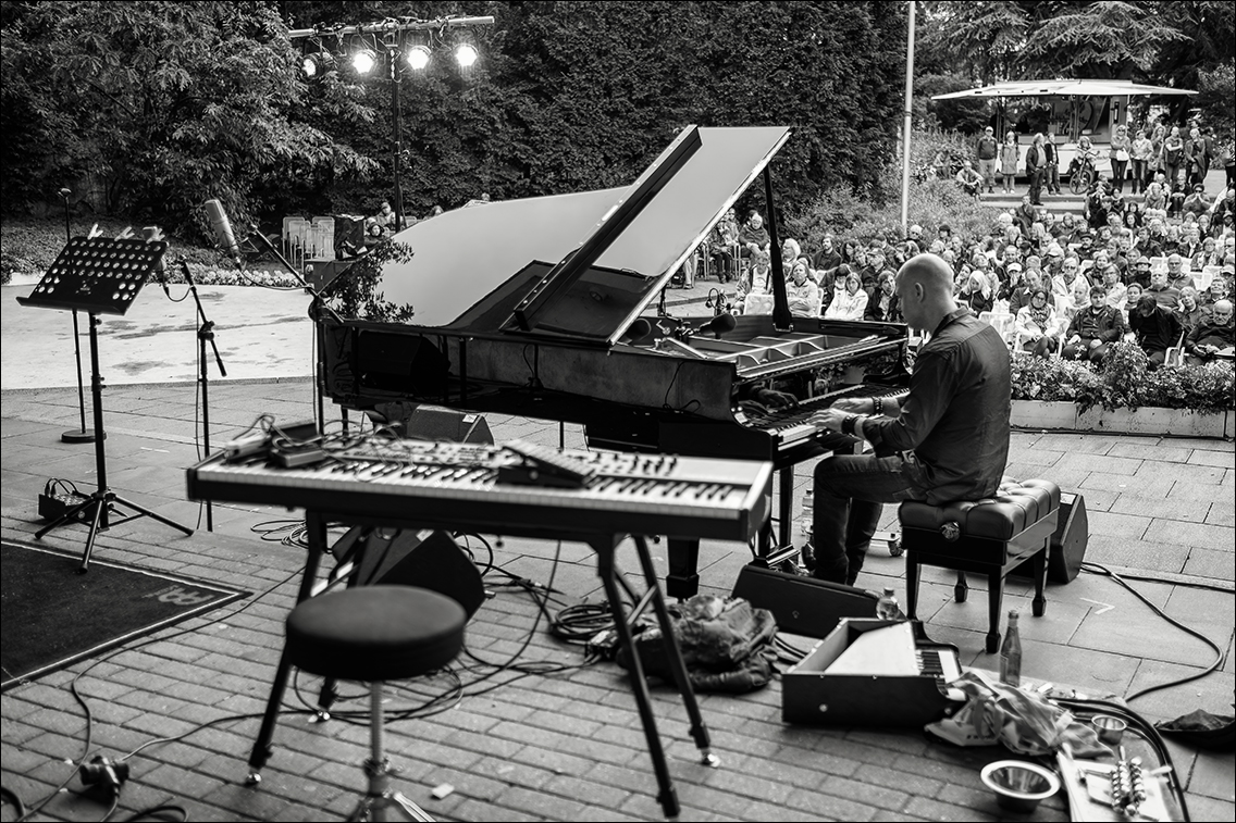Jacob Karlzon beim Jazz Open Hamburg am 2. Juli 2016 in Planten un Blomen · www.butschinsky.de