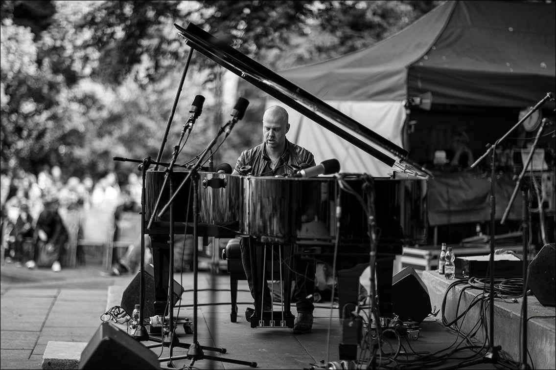 Jacob Karlzon beim Jazz Open Hamburg am 2. Juli 2016 in Planten un Blomen · www.butschinsky.de