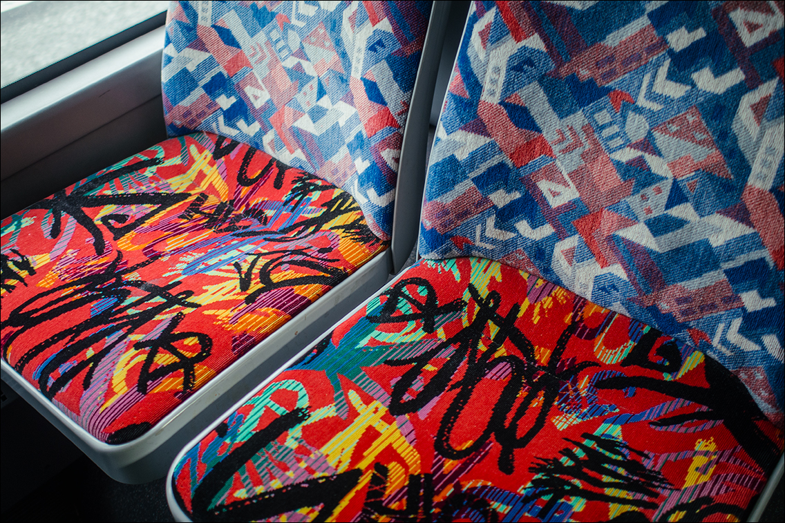Poesie – oder was? · Sitze in einem Bus des Hamburger Verkehrsverbundes (HVV) · www.butschinsky.de · Michael Wassenberg