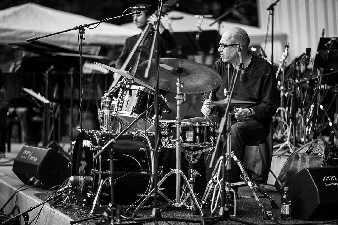 Oliver Karstens (b), Björn Lücker (dr) · Aquarian Jazz Ensemble · Jazz Open Hamburg 2012 · Planten un Blomen · Foto: Michael Wassenberg · www.butschinsky.de