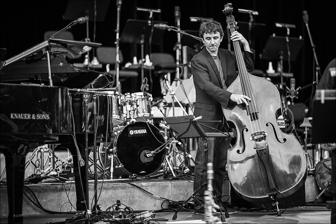 Oliver Karstens (b) · Aquarian Jazz Ensemble · Jazz Open Hamburg 2012 · Planten un Blomen · Foto: Michael Wassenberg · www.butschinsky.de