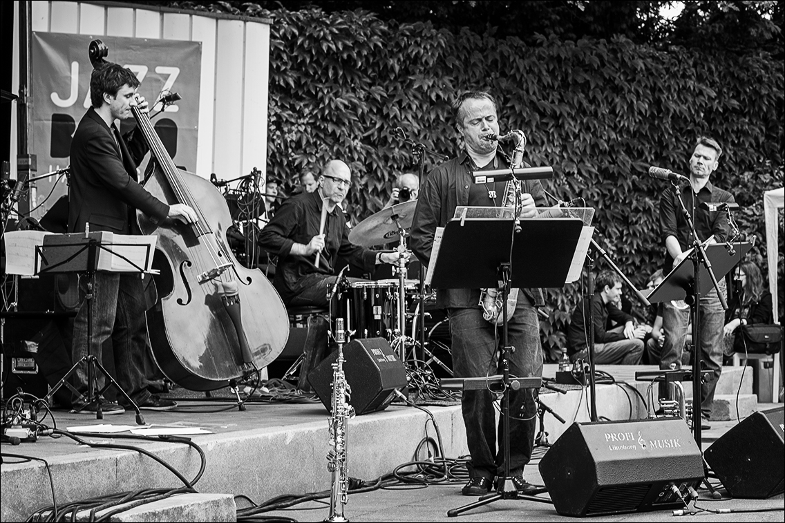 Oliver Karstens (b), Björn Lücker (dr), Gabriel Coburger (sax), Claas Ueberschär (tr) · Aquarian Jazz Ensemble · Jazz Open Hamburg 2012 · Planten un Blomen · Foto: Michael Wassenberg · www.butschinsky.de