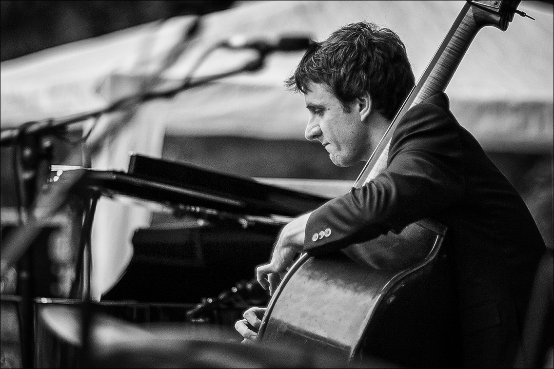 Oliver Karstens (b) · Aquarian Jazz Ensemble · Jazz Open Hamburg 2012 · Planten un Blomen · Foto: Michael Wassenberg · www.butschinsky.de