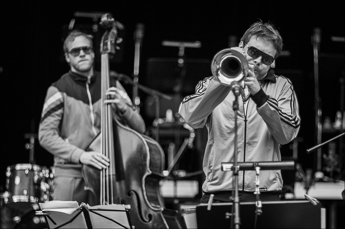 Felix Behrendt (b), Benny Brown (tr) · Victor & Felice · Jazz Open Hamburg 2012 · Planten un Blomen · Foto: Michael Wassenberg · www.butschinsky.de