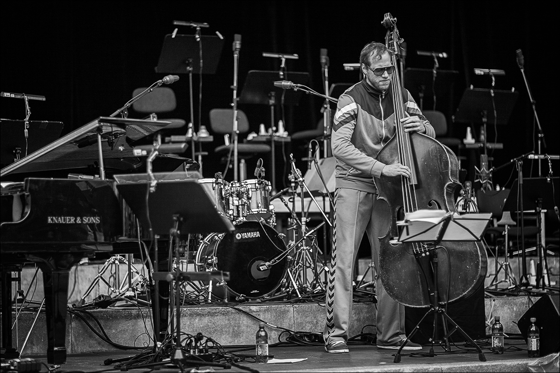 Felix Behrendt (b) · Victor & Felice · Jazz Open Hamburg 2012 · Planten un Blomen · Foto: Michael Wassenberg · www.butschinsky.de