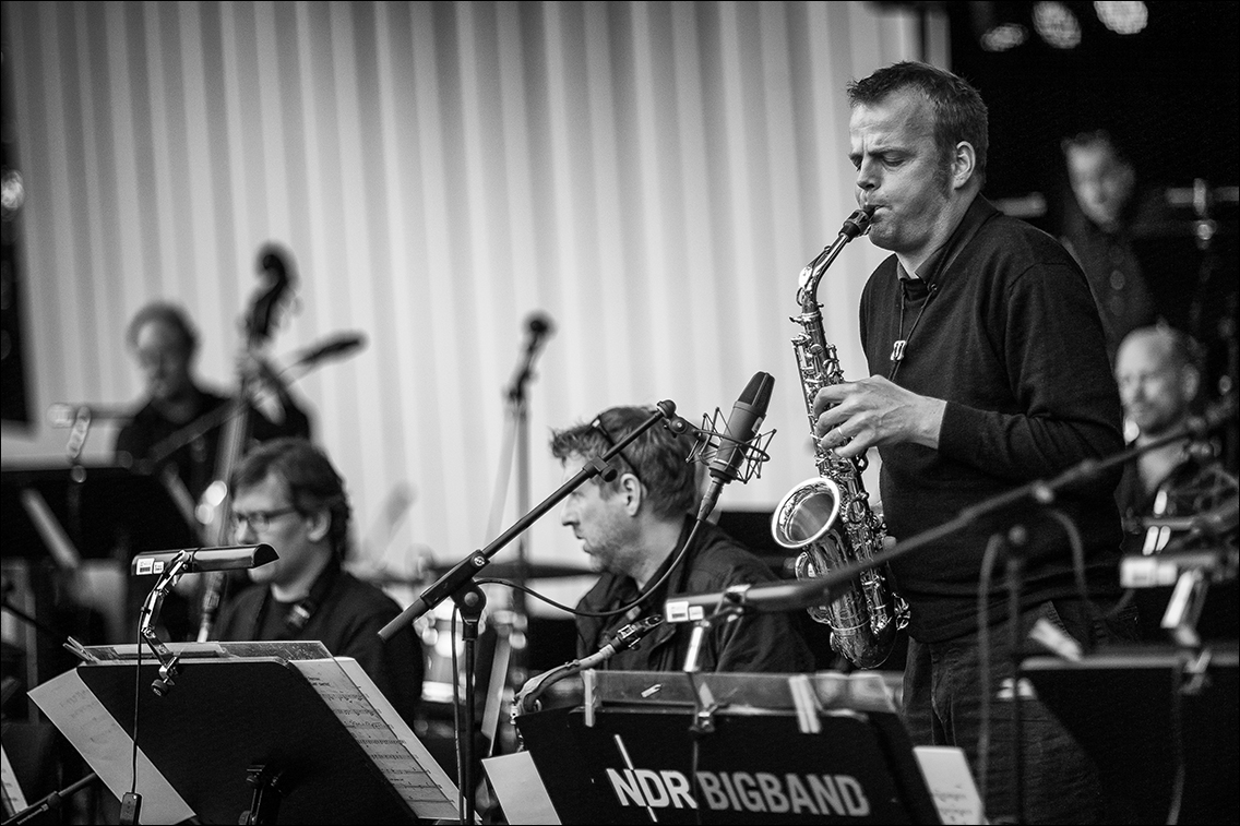 NDR Bigband feat. Kalle Kalima · Jazz Open Hamburg 2012 · Planten un Blomen · Foto: Michael Wassenberg · www.butschinsky.de