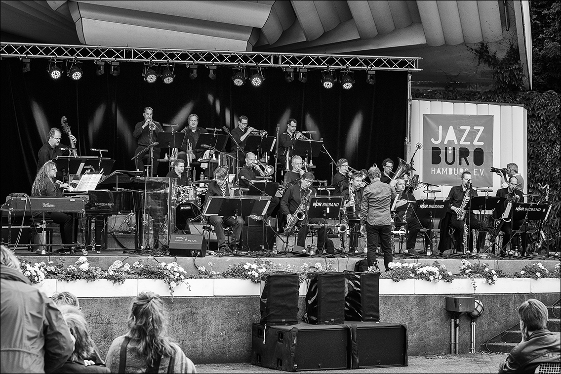 NDR Bigband feat. Kalle Kalima · Jazz Open Hamburg 2012 · Planten un Blomen · Foto: Michael Wassenberg · www.butschinsky.de