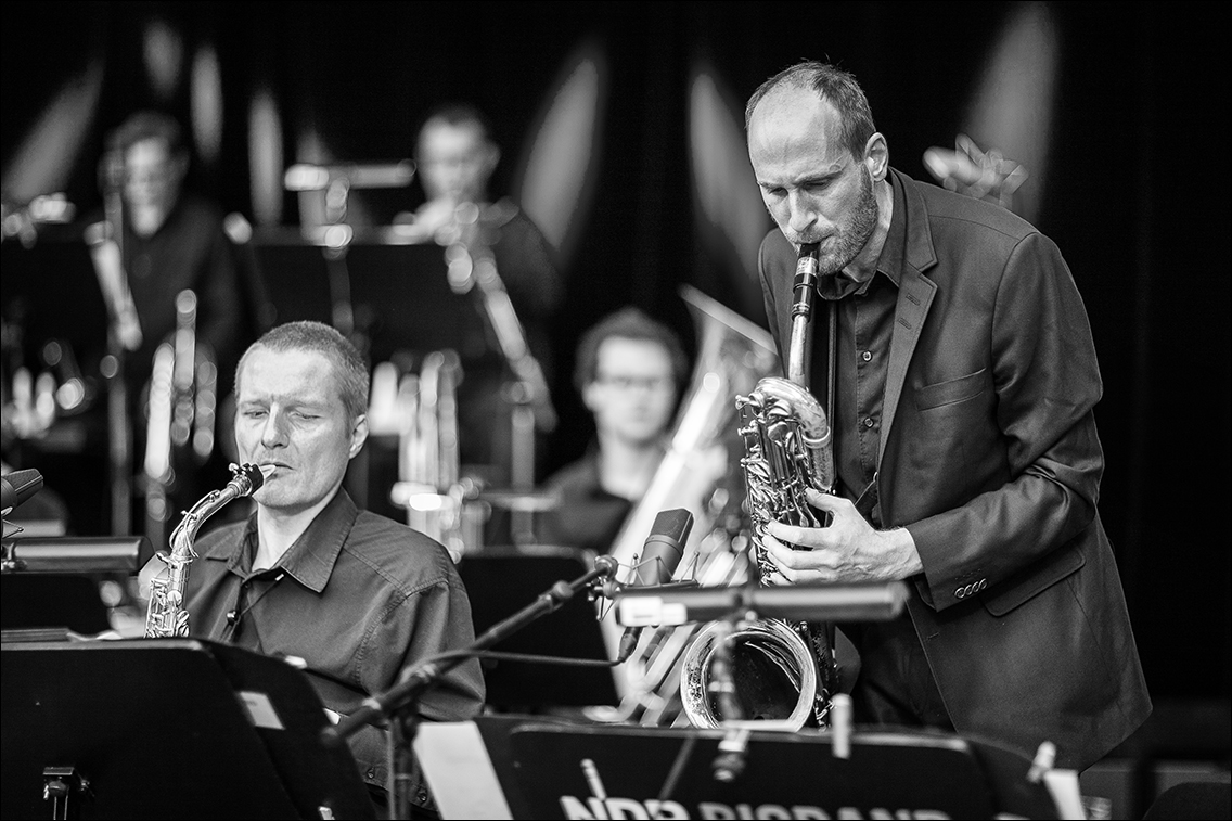 NDR Bigband feat. Kalle Kalima · Jazz Open Hamburg 2012 · Planten un Blomen · Foto: Michael Wassenberg · www.butschinsky.de