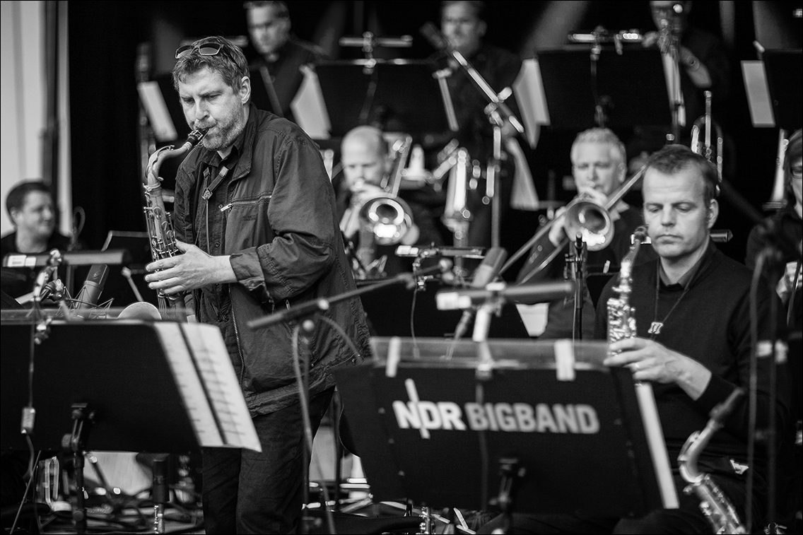 NDR Bigband feat. Kalle Kalima · Jazz Open Hamburg 2012 · Planten un Blomen · Foto: Michael Wassenberg · www.butschinsky.de