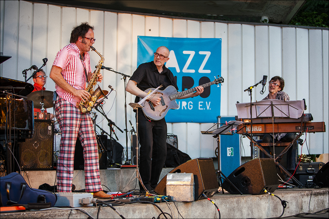 Wolfgang Ekholt (dr), Jan Klare (sax), Hartmut Kracht (b) und Martin Scholz (org) · Das Böse Ding · Jazz Open Hamburg 2009 · Planten un Blomen · Foto: Michael Wassenberg · www.butschinsky.de