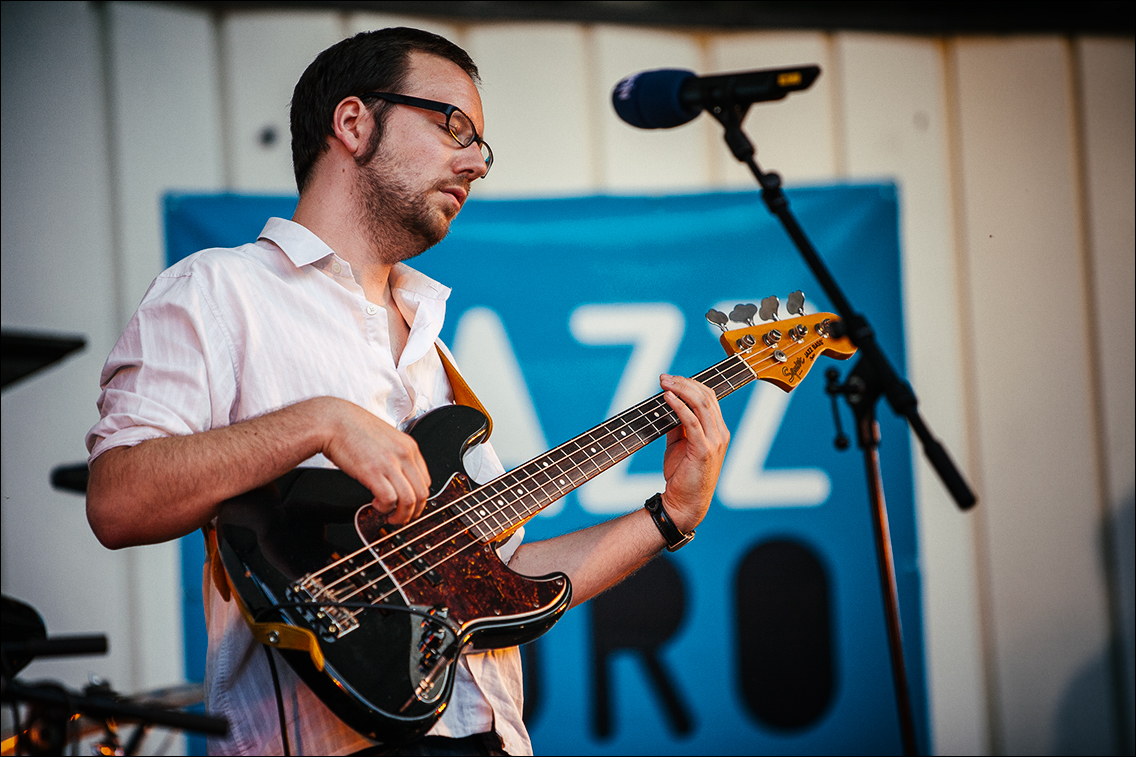 Tobias Fleischer (Bass) · Mo’ Blow · Jazz Open Hamburg 2009 · Planten un Blomen · Foto: Michael Wassenberg · www.butschinsky.de