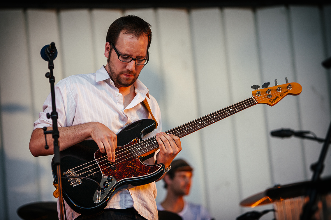 Tobias Fleischer (Bass) · Mo’ Blow · Jazz Open Hamburg 2009 · Planten un Blomen · Foto: Michael Wassenberg · www.butschinsky.de