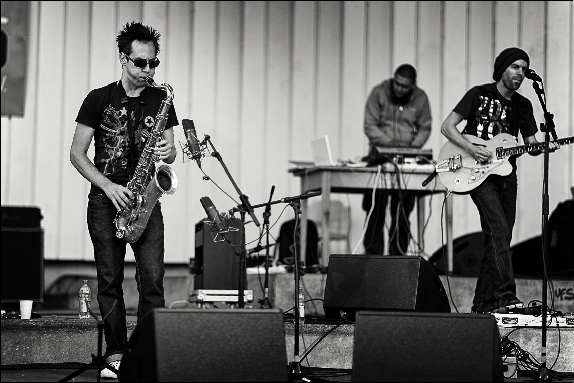 The Burhorn feat. Y’Akoto · Jazz Open Hamburg 2010 · Planten un Blomen · Foto: Michael Wassenberg · www.butschinsky.de