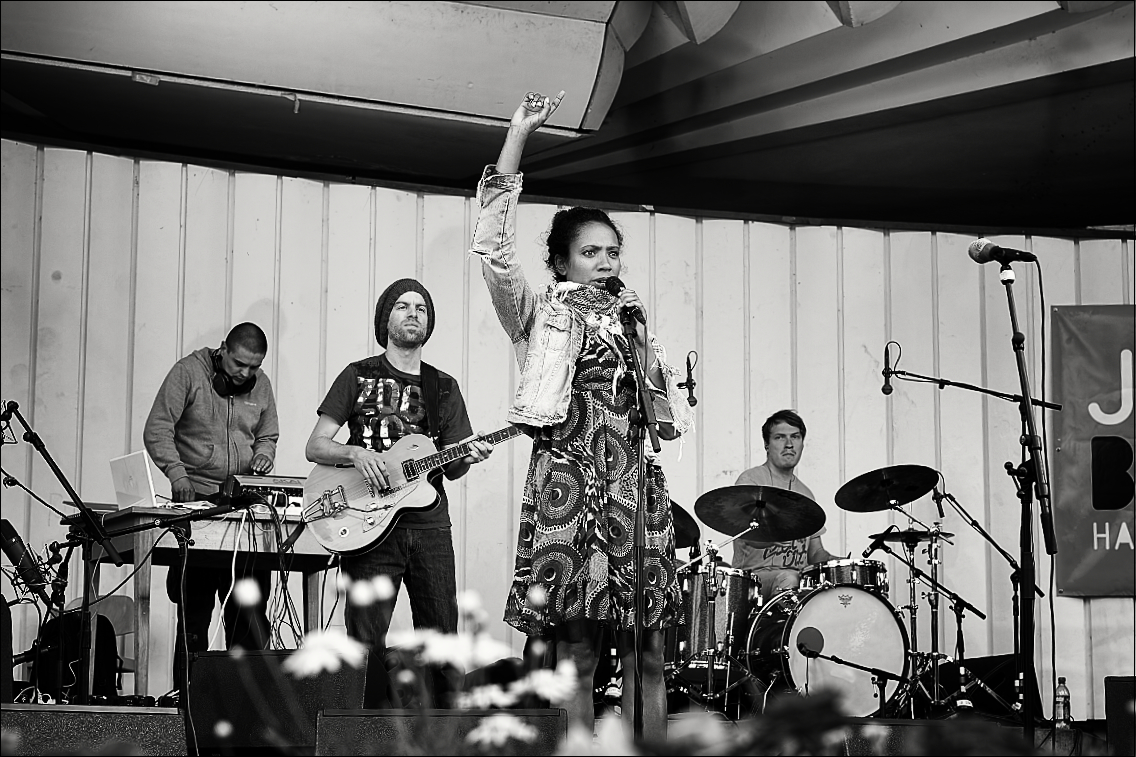 The Burhorn feat. Y’Akoto · Jazz Open Hamburg 2010 · Planten un Blomen · Foto: Michael Wassenberg · www.butschinsky.de