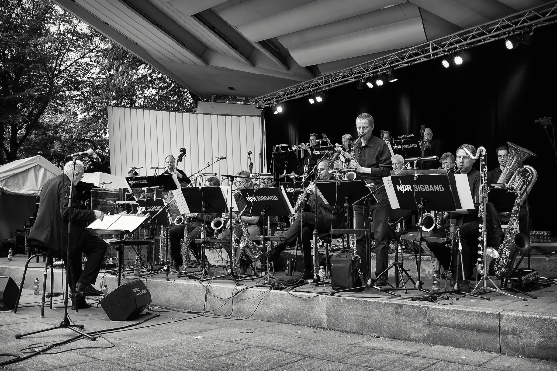 NDR Big Band feat. Michael Gibbs · Jazz Open Hamburg 2013 · Planten un Blomen · Foto: Michael Wassenberg · www.butschinsky.de