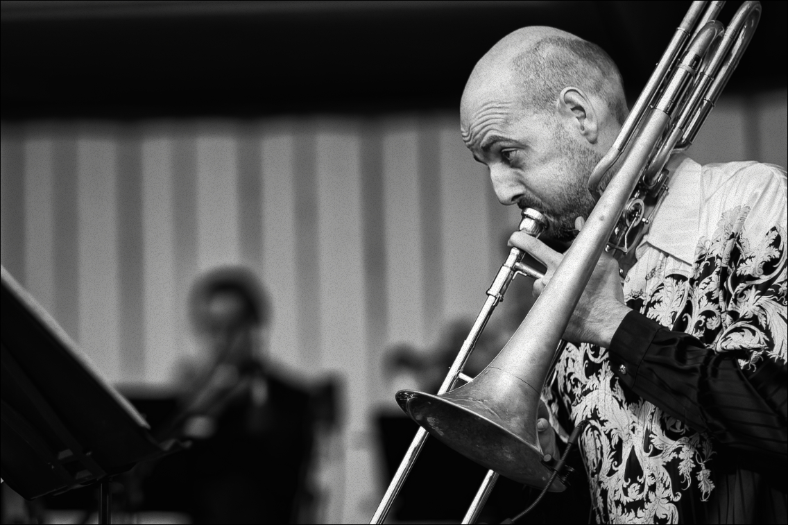 Jürgen Attig & JazzHausEnsemble: African Voicings · Jazz Open Hamburg 2014 · Planten un Blomen · Foto: Michael Wassenberg · www.butschinsky.de