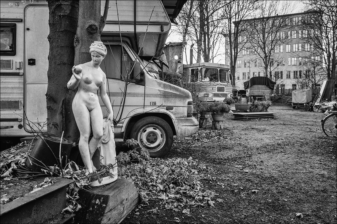 Kunst und so am Wegesrand · Auf dem Gelände der Kampnagelfabrik in Hamburg-Winterhude · www.butschinsky.de · Michael Wassenberg