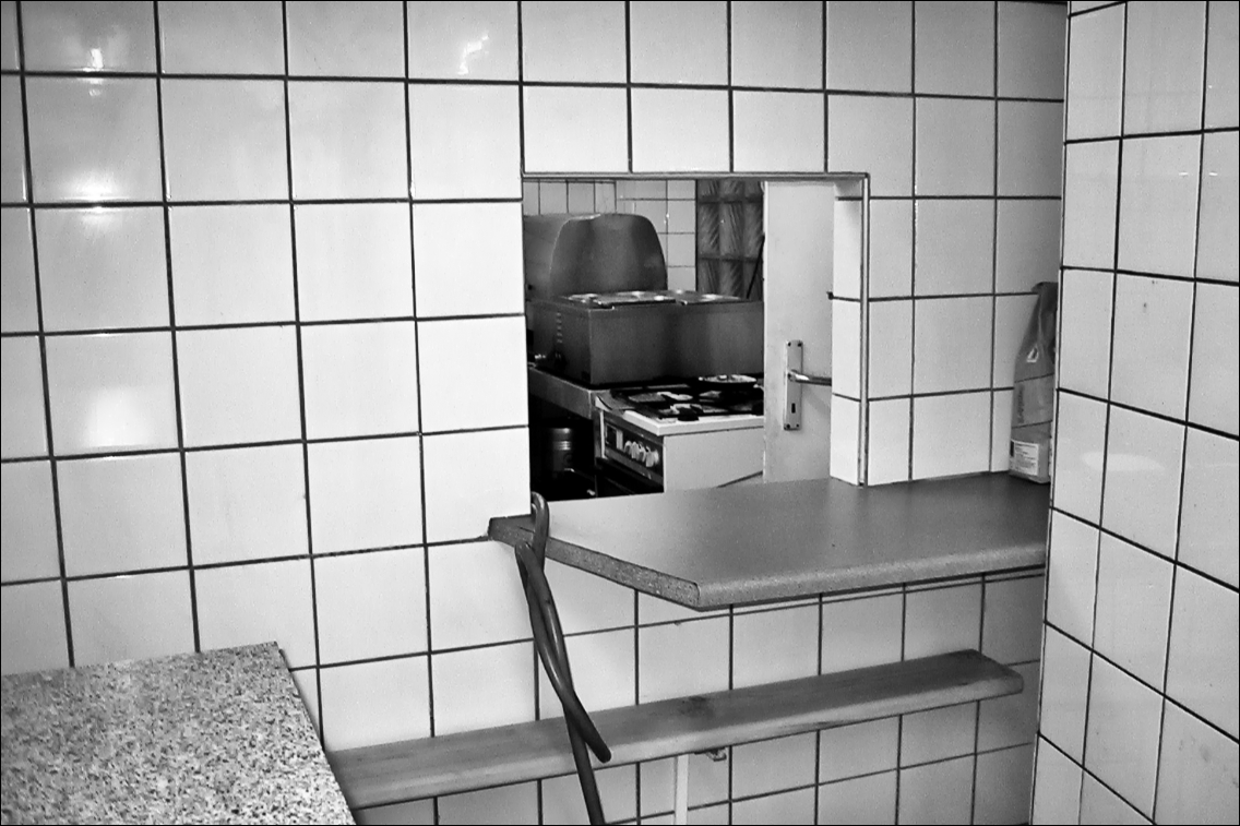 Unheimliche Orte · Durchreiche in einem Schnellimbiss irgendwo in Hamburg in 2003 · www.butschinsky.de